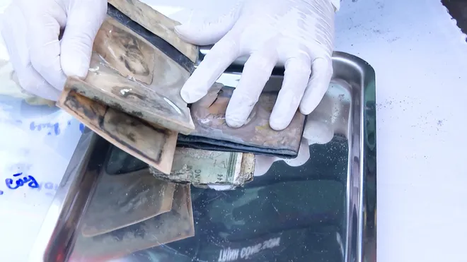 Phát hiện di vật quý trong mộ liệt sĩ: Bức ảnh chân dung mở ra hy vọng tìm lại tên Anh- Ảnh 2. Phát hiện di vật quý trong mộ liệt sĩ: Bức ảnh chân dung mở ra hy vọng tìm lại tên Anh- Ảnh 2.