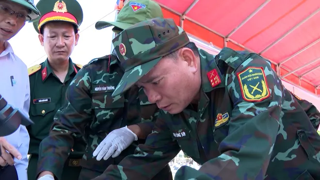 Phát hiện di vật quý trong mộ liệt sĩ: Bức ảnh chân dung mở ra hy vọng tìm lại tên Anh- Ảnh 1. Phát hiện di vật quý trong mộ liệt sĩ: Bức ảnh chân dung mở ra hy vọng tìm lại tên Anh- Ảnh 1.