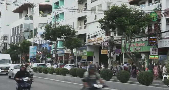 "Loạn" biển hiệu tiếng nước ngoài: Khi tiếng Việt bị thua ngay trên sân nhà- Ảnh 3. "Loạn" biển hiệu tiếng nước ngoài: Khi tiếng Việt bị thua ngay trên sân nhà- Ảnh 3.