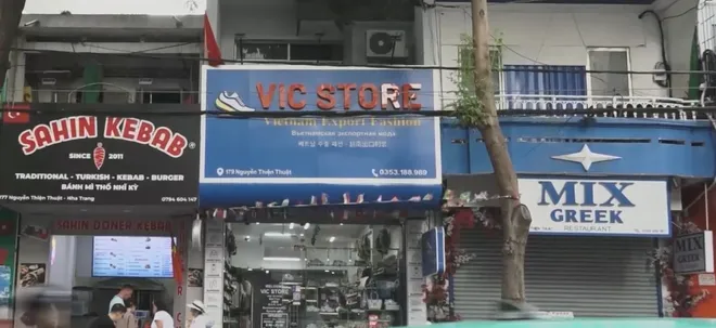 "Loạn" biển hiệu tiếng nước ngoài: Khi tiếng Việt bị thua ngay trên sân nhà- Ảnh 1. "Loạn" biển hiệu tiếng nước ngoài: Khi tiếng Việt bị thua ngay trên sân nhà- Ảnh 1.