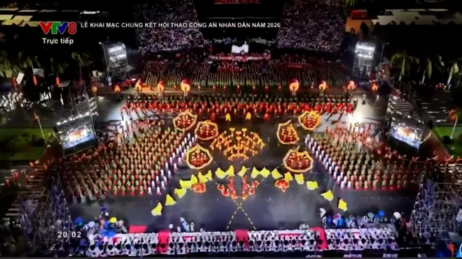 Hàng ngàn người đội mưa xem Công an nhân dân phô diễn võ thuật, khí công nghẹt thở tại Đà Nẵng- Ảnh 3. Hàng ngàn người đội mưa xem Công an nhân dân phô diễn võ thuật, khí công nghẹt thở tại Đà Nẵng- Ảnh 3.
