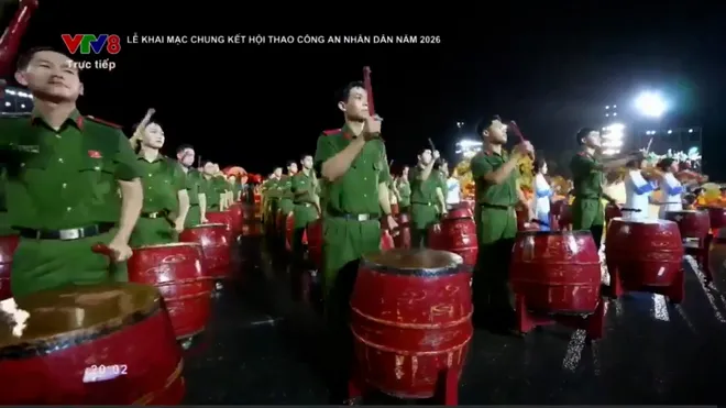 Hàng ngàn người đội mưa xem Công an nhân dân phô diễn võ thuật, khí công nghẹt thở tại Đà Nẵng- Ảnh 5. Hàng ngàn người đội mưa xem Công an nhân dân phô diễn võ thuật, khí công nghẹt thở tại Đà Nẵng- Ảnh 5.