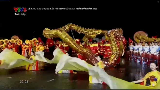 Hàng ngàn người đội mưa xem Công an nhân dân phô diễn võ thuật, khí công nghẹt thở tại Đà Nẵng- Ảnh 6. Hàng ngàn người đội mưa xem Công an nhân dân phô diễn võ thuật, khí công nghẹt thở tại Đà Nẵng- Ảnh 6.