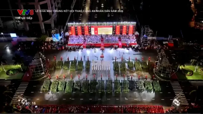 Hàng ngàn người đội mưa xem Công an nhân dân phô diễn võ thuật, khí công nghẹt thở tại Đà Nẵng- Ảnh 4. Hàng ngàn người đội mưa xem Công an nhân dân phô diễn võ thuật, khí công nghẹt thở tại Đà Nẵng- Ảnh 4.