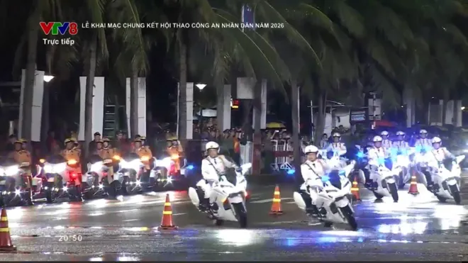 Hàng ngàn người đội mưa xem Công an nhân dân phô diễn võ thuật, khí công nghẹt thở tại Đà Nẵng- Ảnh 11. Hàng ngàn người đội mưa xem Công an nhân dân phô diễn võ thuật, khí công nghẹt thở tại Đà Nẵng- Ảnh 11.