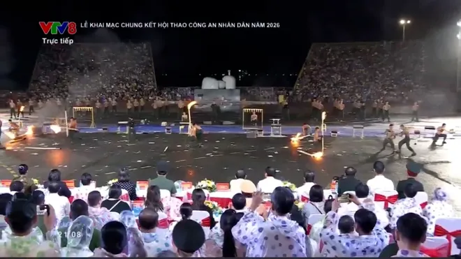 Hàng ngàn người đội mưa xem Công an nhân dân phô diễn võ thuật, khí công nghẹt thở tại Đà Nẵng- Ảnh 8. Hàng ngàn người đội mưa xem Công an nhân dân phô diễn võ thuật, khí công nghẹt thở tại Đà Nẵng- Ảnh 8.