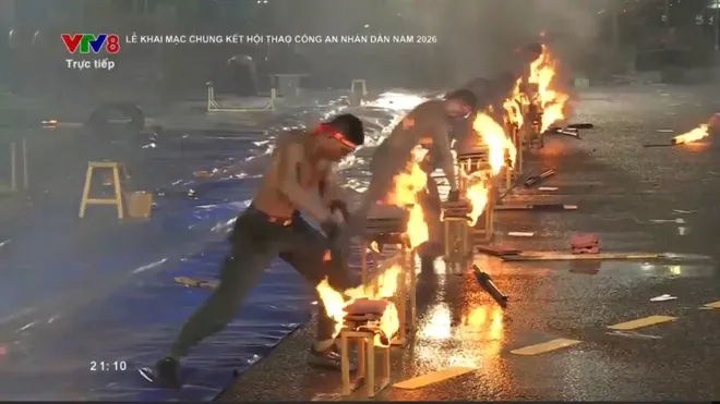 Hàng ngàn người đội mưa xem Công an nhân dân phô diễn võ thuật, khí công nghẹt thở tại Đà Nẵng- Ảnh 10. Hàng ngàn người đội mưa xem Công an nhân dân phô diễn võ thuật, khí công nghẹt thở tại Đà Nẵng- Ảnh 10.