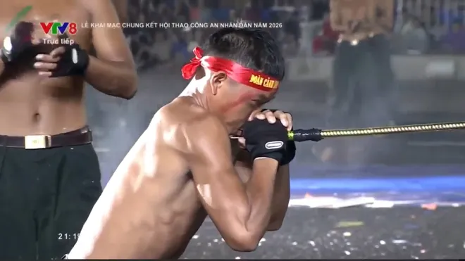 Hàng ngàn người đội mưa xem Công an nhân dân phô diễn võ thuật, khí công nghẹt thở tại Đà Nẵng- Ảnh 14. Hàng ngàn người đội mưa xem Công an nhân dân phô diễn võ thuật, khí công nghẹt thở tại Đà Nẵng- Ảnh 14.