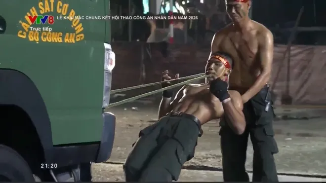 Hàng ngàn người đội mưa xem Công an nhân dân phô diễn võ thuật, khí công nghẹt thở tại Đà Nẵng- Ảnh 16. Hàng ngàn người đội mưa xem Công an nhân dân phô diễn võ thuật, khí công nghẹt thở tại Đà Nẵng- Ảnh 16.