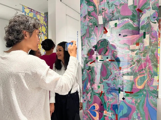 Triển lãm "Layers of Belonging": Nơi giấy và nước kể chuyện "sự thuộc về"- Ảnh 2.