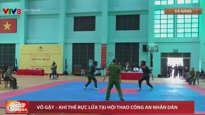 Đối kháng võ gậy tạo khí thế rực lửa tại Hội thao Công an nhân dân- Ảnh 2. Đối kháng võ gậy tạo khí thế rực lửa tại Hội thao Công an nhân dân- Ảnh 2.