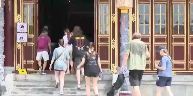 Khi trang phục “lạc nhịp” với không gian di sản- Ảnh 8. Khi trang phục “lạc nhịp” với không gian di sản- Ảnh 8.