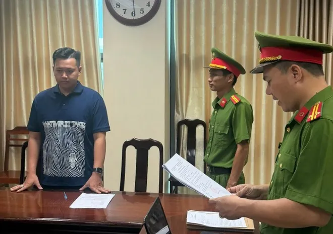 Khởi tố 2 chủ cửa h&agrave;ng ở Cần Thơ kinh doanh hơn 4.600 sản phẩm c&oacute; dấu hiệu giả mạo h&agrave;ng hiệu - Ảnh 4.