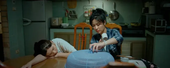 Mùa hè năm ấy - Tập 4: Phương bối rối khi lần đầu được Khánh nắm tay- Ảnh 13.