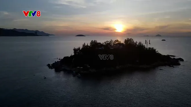 Khám phá Hòn Đỏ: Gành đá kỳ thú bên vịnh Nha Trang- Ảnh 1. Khám phá Hòn Đỏ: Gành đá kỳ thú bên vịnh Nha Trang- Ảnh 1.