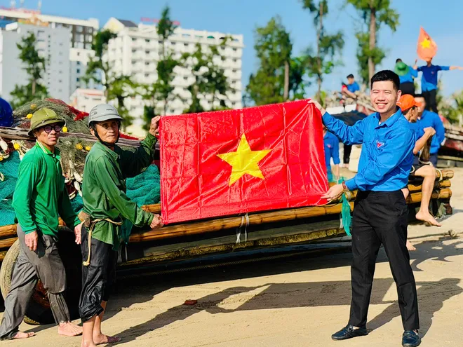 Tuổi trẻ VTV trồng 2.000 cây phi lao, trao cờ Tổ quốc tới ngư dân Sầm Sơn - Ảnh 13.