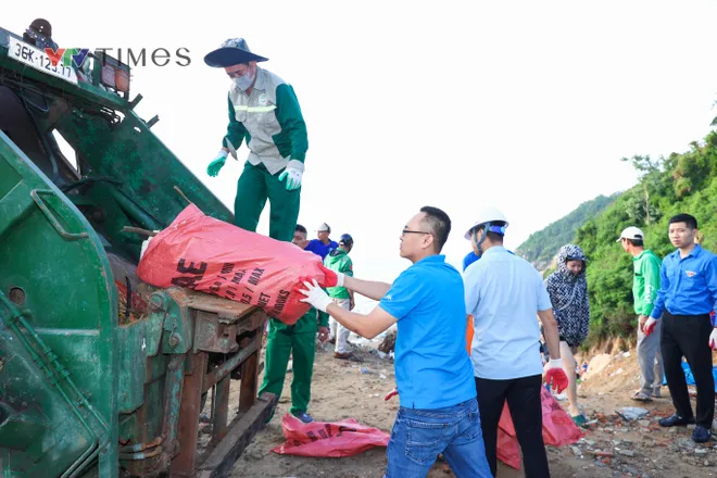 Tuổi trẻ VTV trồng 2.000 cây phi lao, trao cờ Tổ quốc tới ngư dân Sầm Sơn - Ảnh 25.