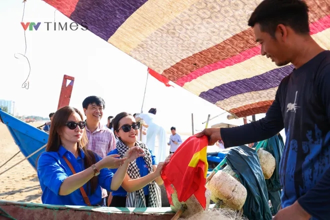 Tuổi trẻ VTV trồng 2.000 cây phi lao, trao cờ Tổ quốc tới ngư dân Sầm Sơn - Ảnh 17.