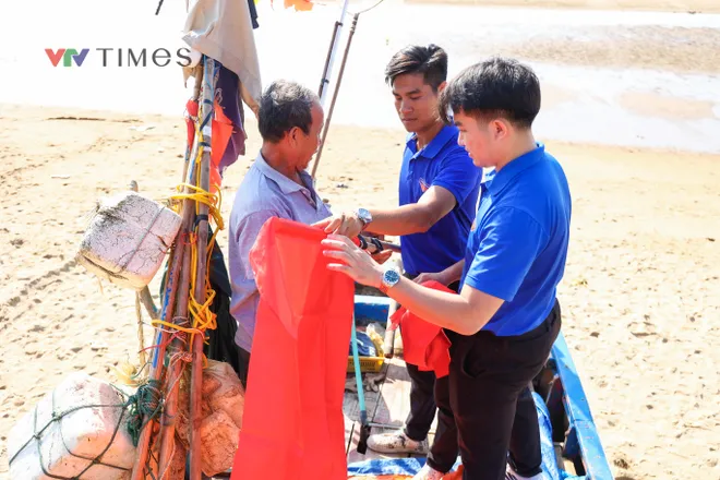 Tuổi trẻ VTV trồng 2.000 cây phi lao, trao cờ Tổ quốc tới ngư dân Sầm Sơn - Ảnh 15.