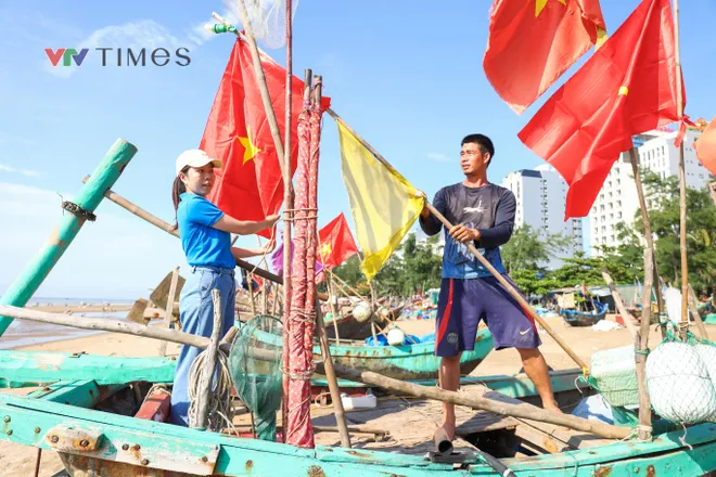 Tuổi trẻ VTV trồng 2.000 cây phi lao, trao cờ Tổ quốc tới ngư dân Sầm Sơn - Ảnh 18.