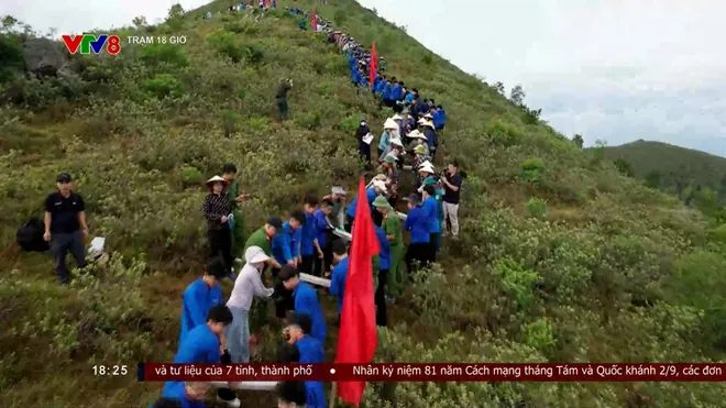 Hơn 4.000 người chung tay phục dựng dòng chữ “Bác Hồ sống mãi”- Ảnh 1. Hơn 4.000 người chung tay phục dựng dòng chữ “Bác Hồ sống mãi”- Ảnh 1.
