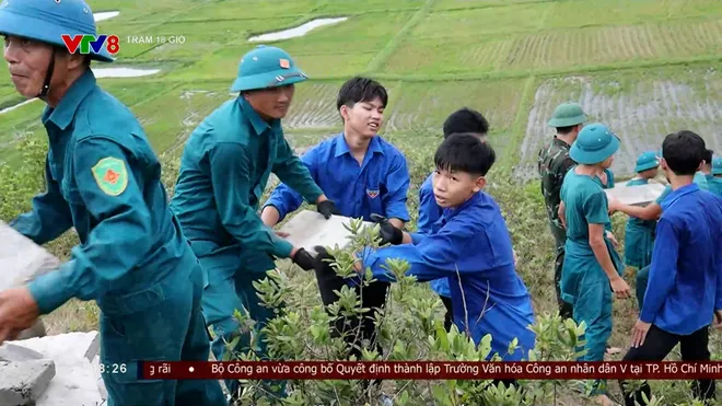 Hơn 4.000 người chung tay phục dựng dòng chữ “Bác Hồ sống mãi”- Ảnh 6. Hơn 4.000 người chung tay phục dựng dòng chữ “Bác Hồ sống mãi”- Ảnh 6.