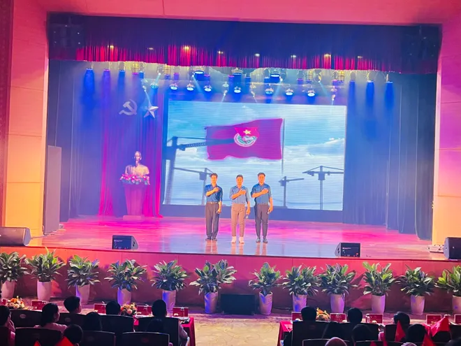 Hà Nội: Sinh hoạt chính trị qua chương trình nghệ thuật "Bác Hồ - hai tiếng thiêng liêng" - Ảnh 7.