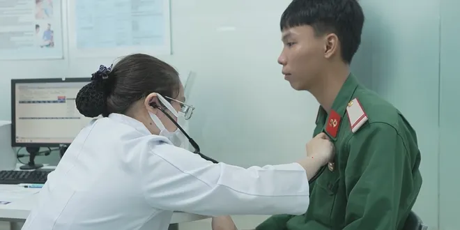 Tiêm miễn phí vắc xin phòng não mô cầu cho cán bộ, chiến sĩ làm nhiệm vụ đặc biệt- Ảnh 5. Tiêm miễn phí vắc xin phòng não mô cầu cho cán bộ, chiến sĩ làm nhiệm vụ đặc biệt- Ảnh 5.