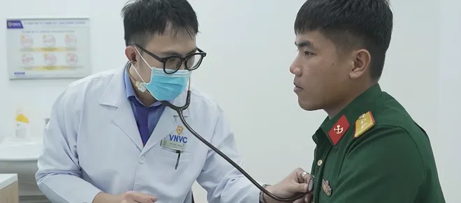 Tiêm miễn phí vắc xin phòng não mô cầu cho cán bộ, chiến sĩ làm nhiệm vụ đặc biệt- Ảnh 2. Tiêm miễn phí vắc xin phòng não mô cầu cho cán bộ, chiến sĩ làm nhiệm vụ đặc biệt- Ảnh 2.