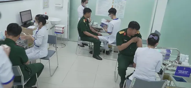 Tiêm miễn phí vắc xin phòng não mô cầu cho cán bộ, chiến sĩ làm nhiệm vụ đặc biệt- Ảnh 4. Tiêm miễn phí vắc xin phòng não mô cầu cho cán bộ, chiến sĩ làm nhiệm vụ đặc biệt- Ảnh 4.