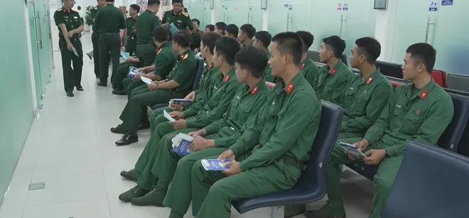 Tiêm miễn phí vắc xin phòng não mô cầu cho cán bộ, chiến sĩ làm nhiệm vụ đặc biệt- Ảnh 3. Tiêm miễn phí vắc xin phòng não mô cầu cho cán bộ, chiến sĩ làm nhiệm vụ đặc biệt- Ảnh 3.