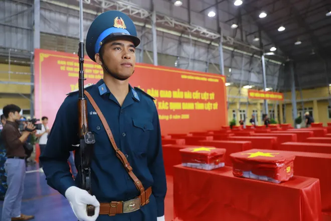 Hơn 7.000 mẫu sinh phẩm h&agrave;i cốt liệt sĩ về H&agrave; Nội gi&aacute;m định ADN - Ảnh 4.