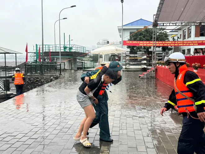 Phường Tây Hồ thực tập cứu nạn, cứu hộ trên mặt nước Hồ Tây - Ảnh 6.