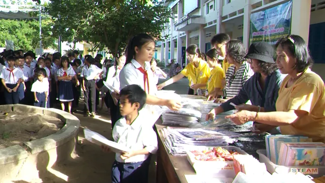 Mang niềm vui đến học sinh v&ugrave;ng kh&oacute; khăn trước thềm năm học mới- Ảnh 2.