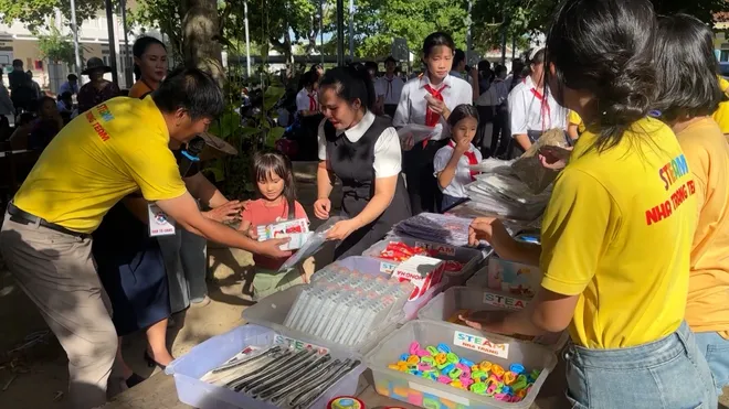Mang niềm vui đến học sinh v&ugrave;ng kh&oacute; khăn trước thềm năm học mới- Ảnh 1.