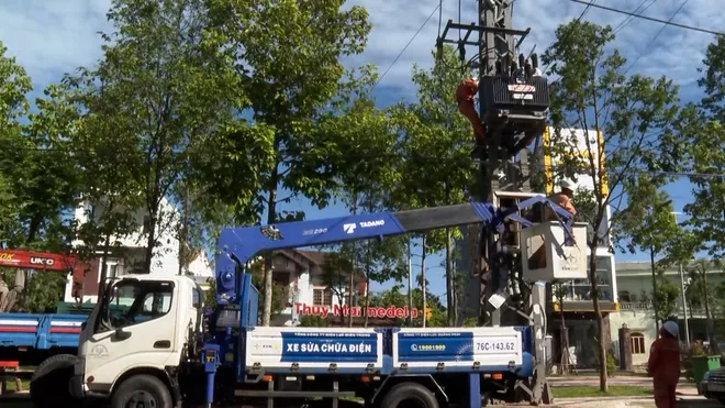 Chủ động bảo đảm an to&agrave;n lưới điện trước m&ugrave;a mưa b&atilde;o- Ảnh 1.