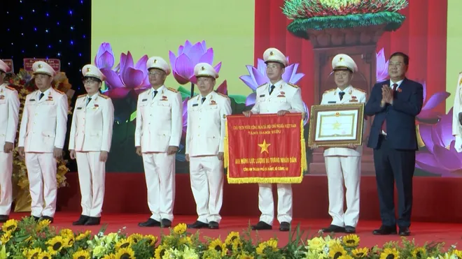 Công an thành phố Đà Nẵng đón nhận danh hiệu Anh hùng Lực lượng vũ trang nhân dân- Ảnh 2. Công an thành phố Đà Nẵng đón nhận danh hiệu Anh hùng Lực lượng vũ trang nhân dân- Ảnh 2.