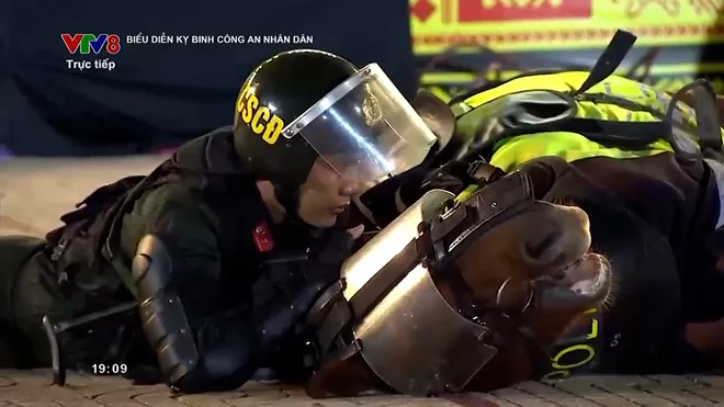 Cảnh sát Cơ động Kỵ binh: Bản lĩnh lực lượng tinh nhuệ trên lưng ngựa- Ảnh 6. Cảnh sát Cơ động Kỵ binh: Bản lĩnh lực lượng tinh nhuệ trên lưng ngựa- Ảnh 6.