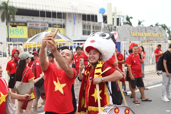 Biển đỏ cuồng nhiệt đổ về Mỹ Đình trước giờ bóng lăn chung kết lượt về - Ảnh 12.