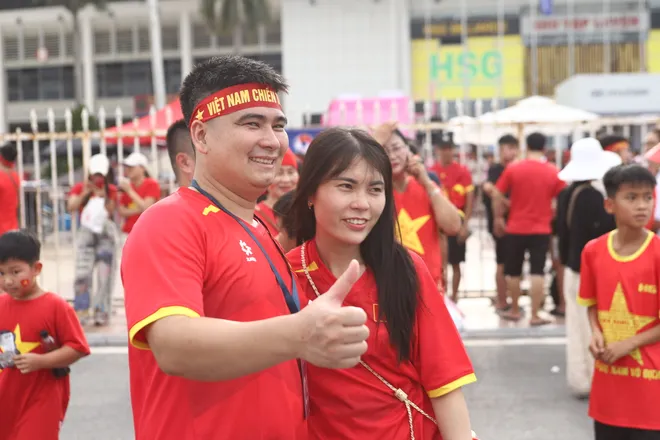 Biển đỏ cuồng nhiệt đổ về Mỹ Đình trước giờ bóng lăn chung kết lượt về - Ảnh 11.