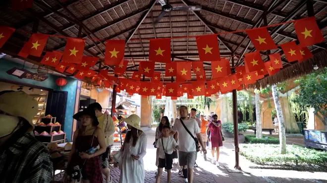 Bà Nà rực rỡ sắc cờ dịp lễ Quốc khánh- Ảnh 1. Bà Nà rực rỡ sắc cờ dịp lễ Quốc khánh- Ảnh 1.