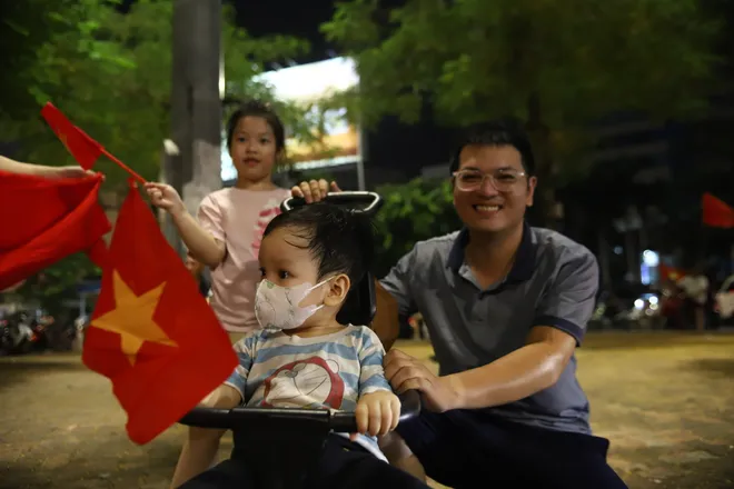 Người dân Thủ đô vỡ òa niềm vui, đổ ra đường ăn mừng chức vô địch của ĐT Việt Nam- Ảnh 8.