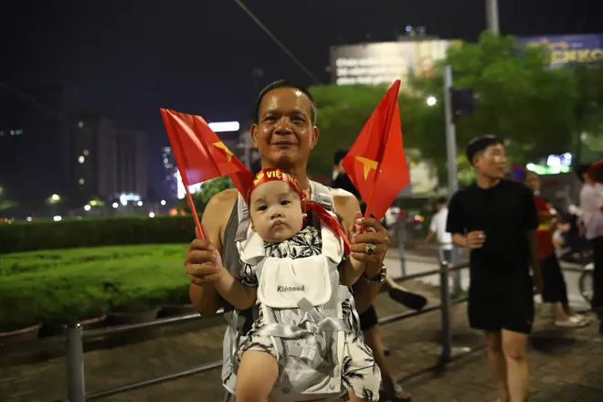Người dân Thủ đô vỡ òa niềm vui, đổ ra đường ăn mừng chức vô địch của ĐT Việt Nam- Ảnh 10.