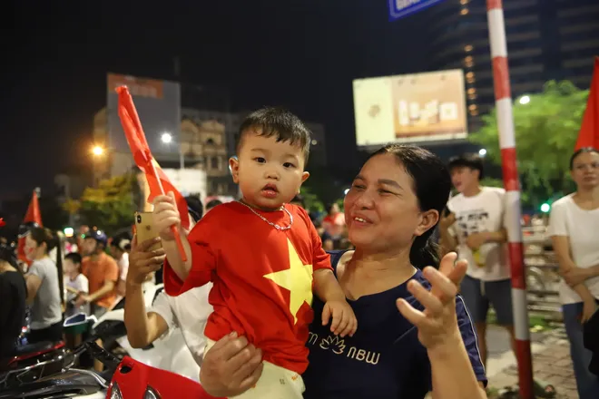 Người dân Thủ đô vỡ òa niềm vui, đổ ra đường ăn mừng chức vô địch của ĐT Việt Nam- Ảnh 7.