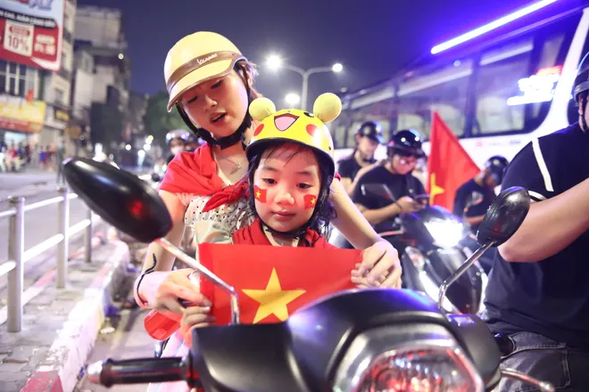 Người dân Thủ đô vỡ òa niềm vui, đổ ra đường ăn mừng chức vô địch của ĐT Việt Nam- Ảnh 6.