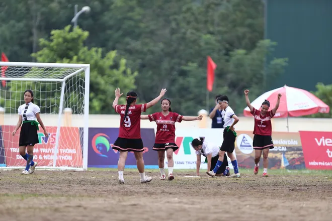 Đak Đoa thắng đậm Nghĩa Lộ, giành vé vào bán kết VTV Cup 2026 - Ảnh 4.