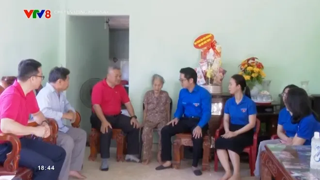 Tuổi trẻ Agribank miền Trung gìn giữ đạo lý “Uống nước nhớ nguồn”- Ảnh 5. Tuổi trẻ Agribank miền Trung gìn giữ đạo lý “Uống nước nhớ nguồn”- Ảnh 5.