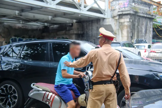 Tăng cường kiểm soát nồng độ cồn, xử lý nghiêm vi phạm giao thông dịp nghỉ lễ - Ảnh 4.