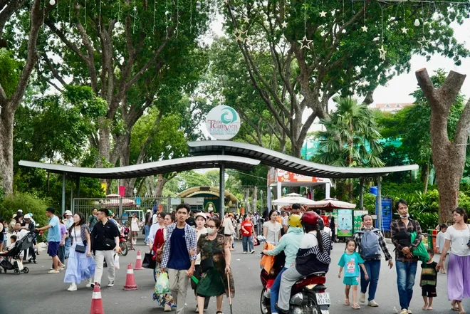 Du lịch TP Hồ Ch&iacute; Minh thu 4.900 tỷ trong dịp lễ Quốc kh&aacute;nh 2/9 - Ảnh 4.