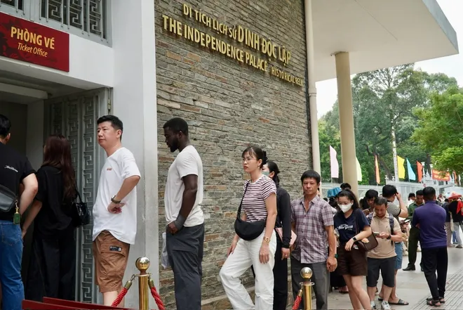 Du lịch TP Hồ Ch&iacute; Minh thu 4.900 tỷ trong dịp lễ Quốc kh&aacute;nh 2/9 - Ảnh 1.